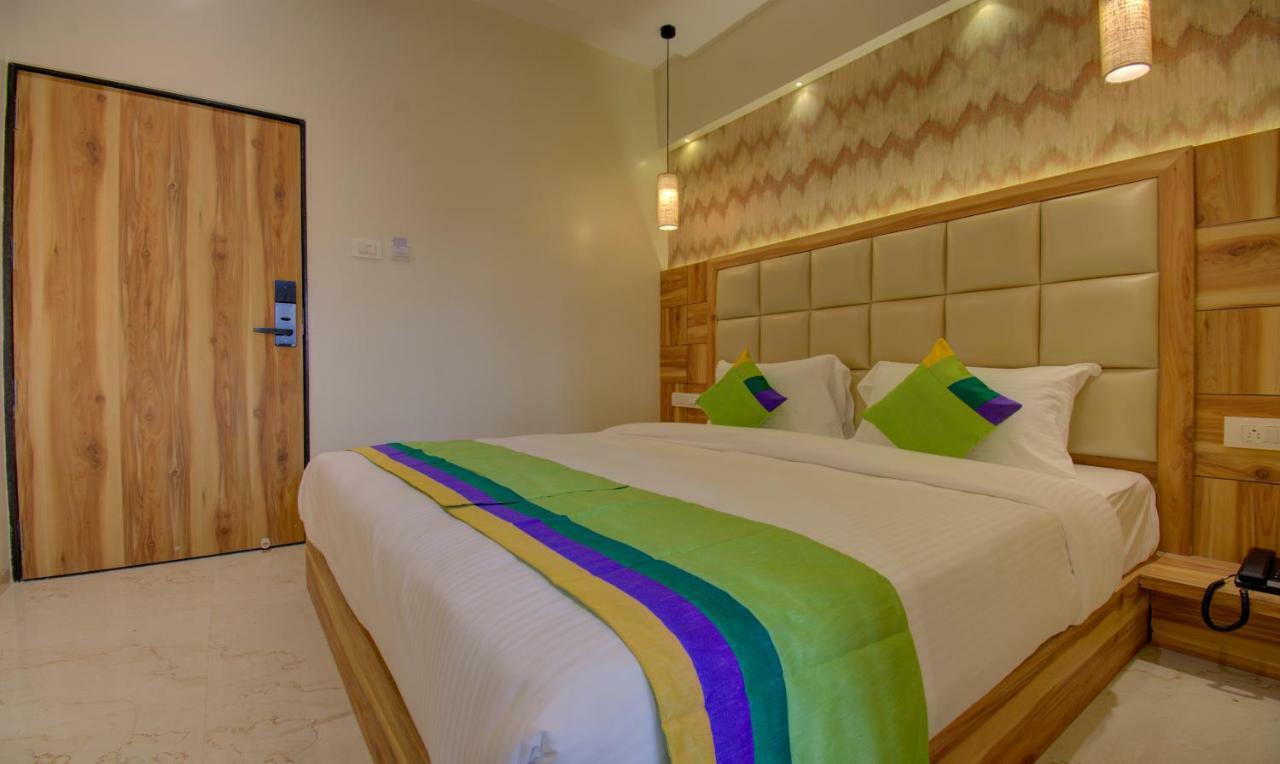 Hotel Amisha International Surat Eksteriør billede