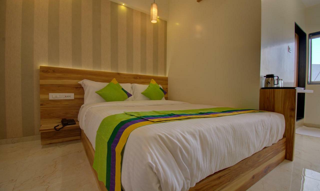 Hotel Amisha International Surat Eksteriør billede