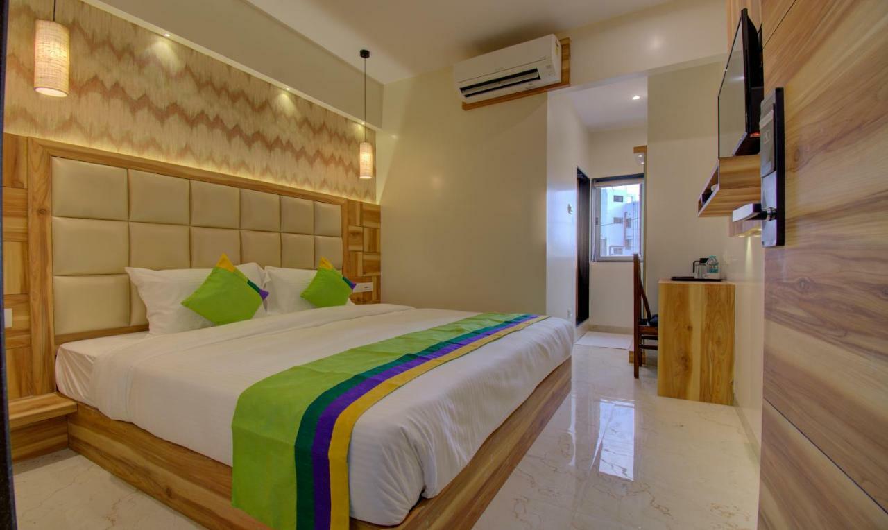 Hotel Amisha International Surat Eksteriør billede