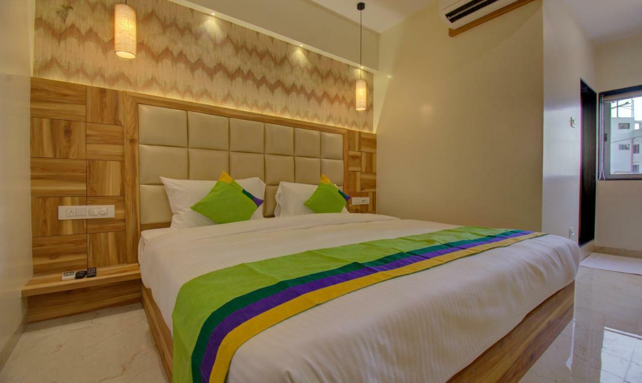 Hotel Amisha International Surat Eksteriør billede
