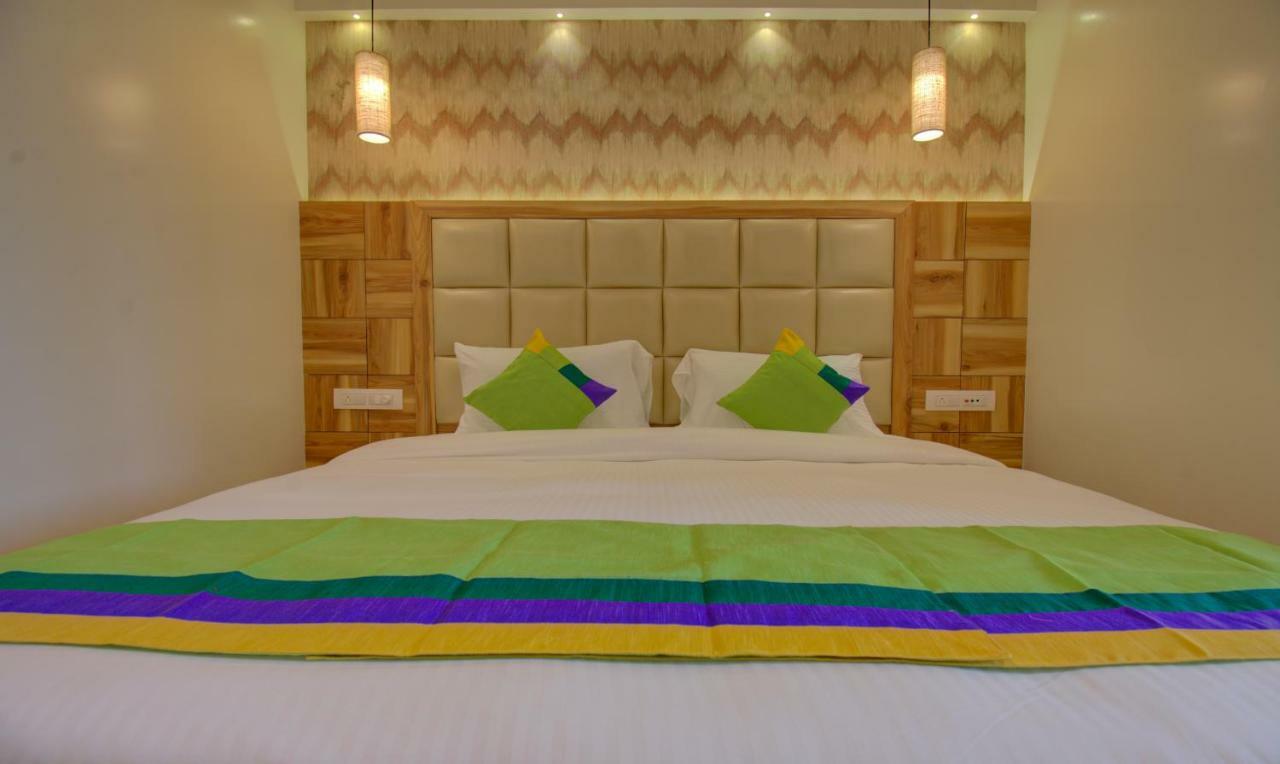 Hotel Amisha International Surat Eksteriør billede