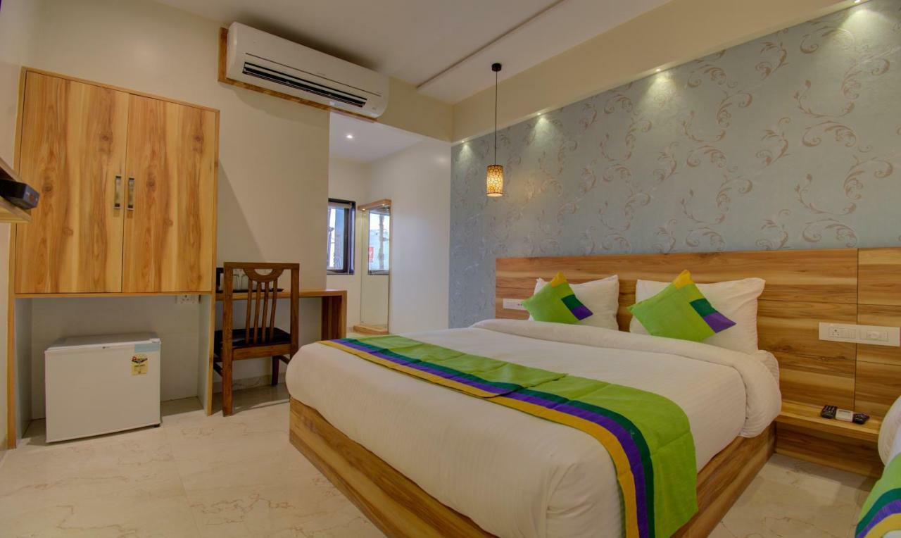 Hotel Amisha International Surat Eksteriør billede