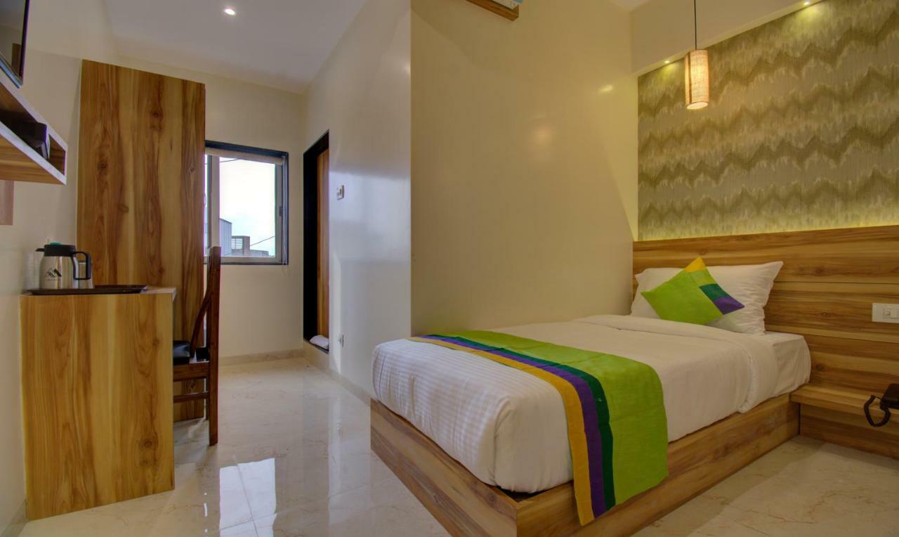 Hotel Amisha International Surat Eksteriør billede